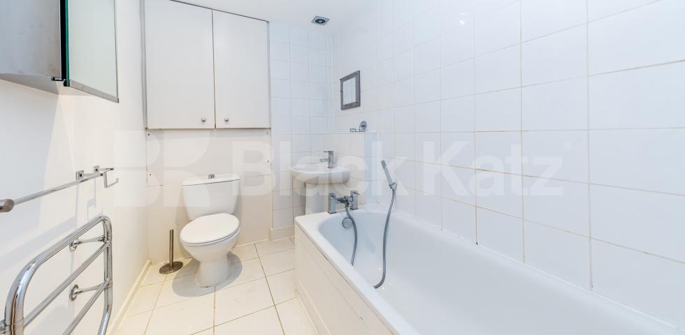 Spacious studio set in a secure private building overlooking Regents Park Cumberland Terrace, Regents Park / Marylebone